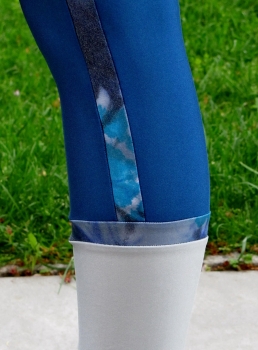 Leggins mit Lack-Streifen / andersfarbigen Bein