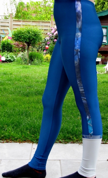 Leggins mit Lack-Streifen / andersfarbigen Bein