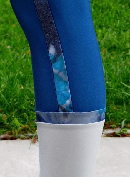 Leggins mit Lack-Streifen / andersfarbigen Bein